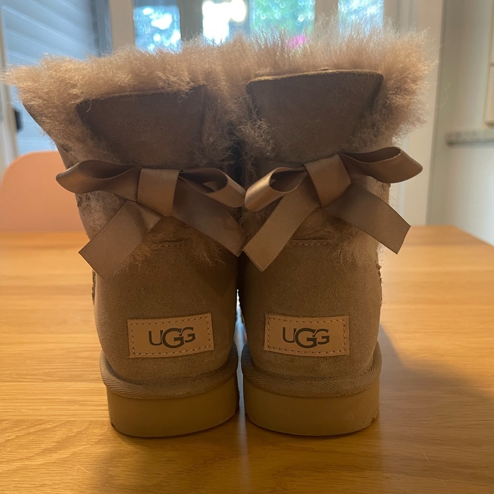 Ugg Bailey boots. Size 6. Caribou color. Very good condition.